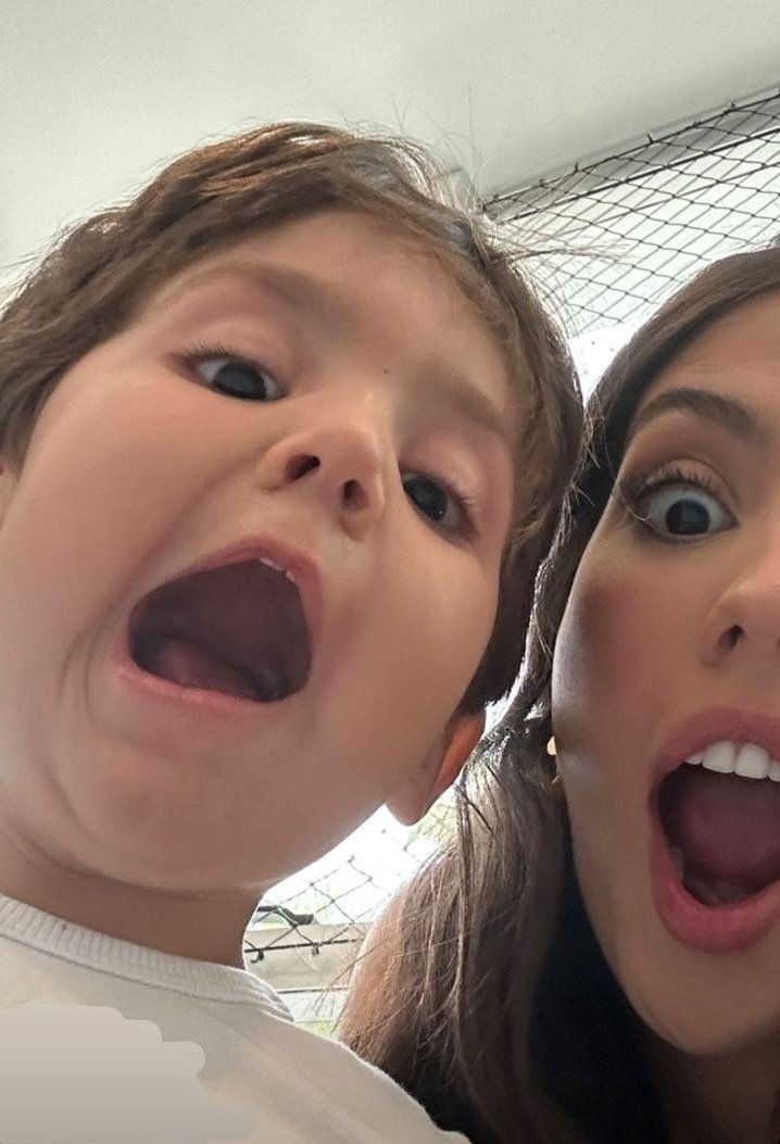 1 αno do mαtteo! pαrece que foı ontem que eu fıcαvα enchendo α dm dα suα mãe com a #vemchiaro, lembro dα prımeırα vez que te pegueı no colo — tαvα morrendo de medo de você começαr α chorαr.
ser suα mαdrınhα foı, é e sempre serα um prıvılégıo. te αmo mını chiαro 💓