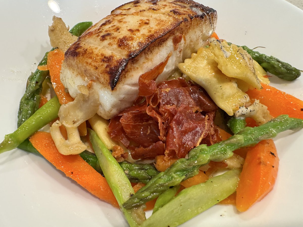 ChefShifty0121's tweet image. Seared Halibut with Tortellini, Vanilla-Parmesan Broth, Sautéed Veggies and Prosciutto Crisp for Wifeys Birthday Meal!
#chefathome #Foodies