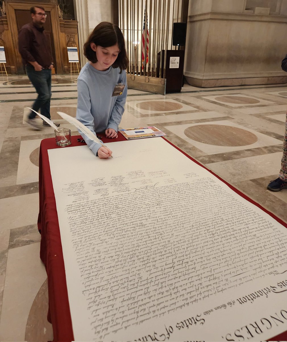 USNatArchives's tweet image. A replica of the Declaration of Independence awaits our young John Hancocks at the #ArchivesSleepover! 

Crimora, age 11, is the first to sign and has practiced her #cursive! 🙌