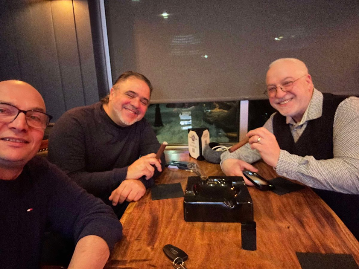ExposFest's tweet photo. Nous sommes descendus à New Hampshire pour souhaiter bonne chance à notre ami Orlando Cabrera sur son nouveau cigar lounge.
#Ocab #Expos
We came down to New Hampshire to wish our friend Orlando Cabrera the best of luck on his new cigar lounge. Rhino’s Cigar Lounge https://t.co/UGyZrzctuS