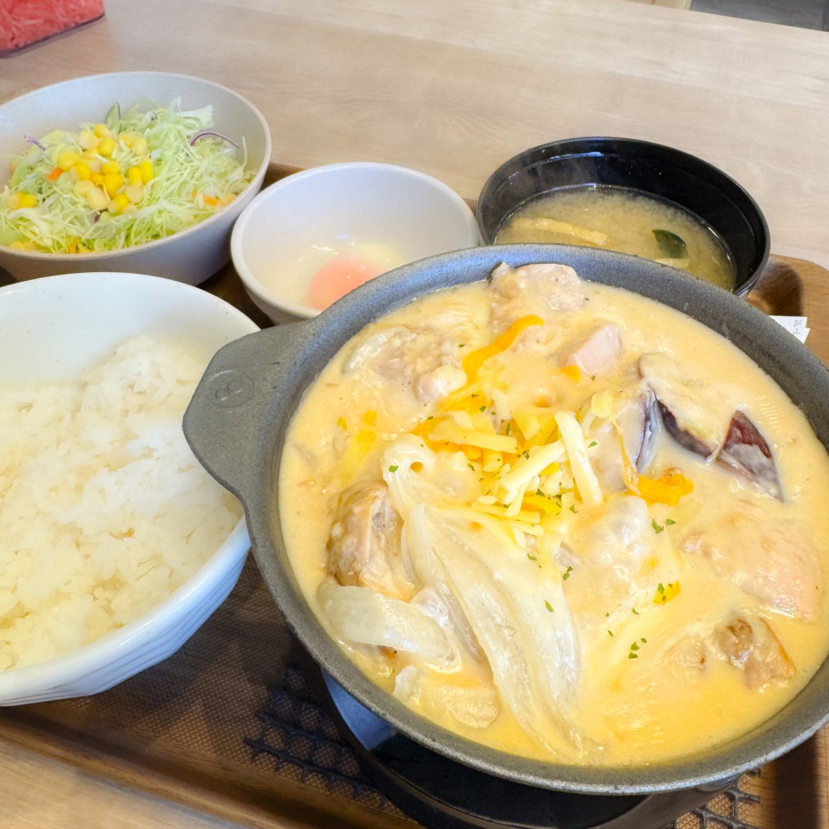 松屋でジョージア🇬🇪シュクメルリ。今日は半熟玉子トッピング。
#食べればわかるさ
