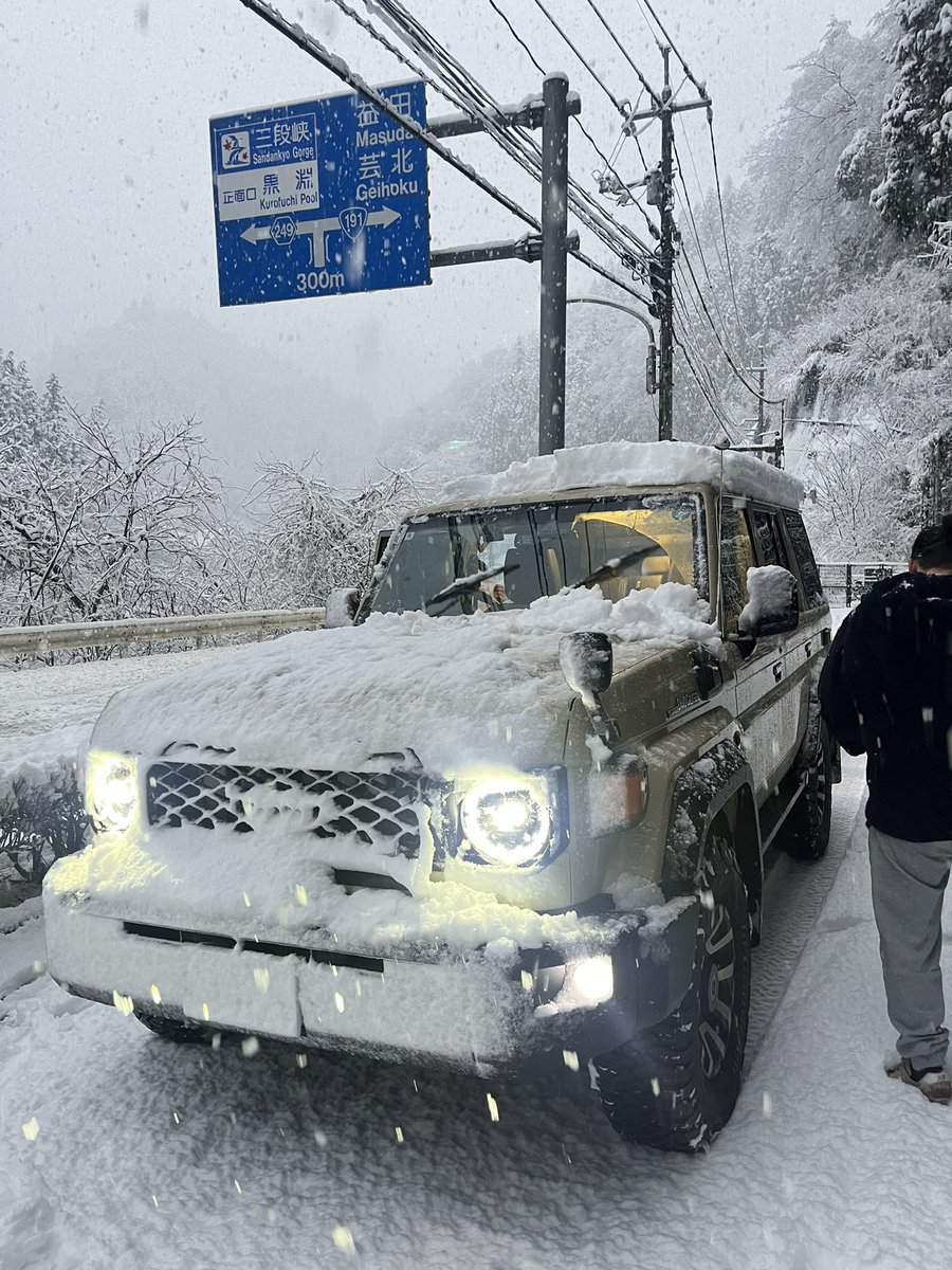 supergt_0212's tweet photo. みんなヘッドライトに雪積もるのどうやって対策してるんだろ
高速乗って死にかけた😇
爆光フォグつけたらなんか変わるんかな https://t.co/8bIOE1RKfs