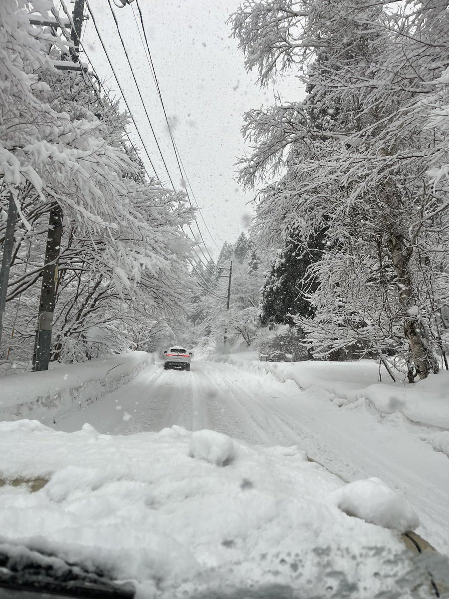 supergt_0212's tweet photo. みんなヘッドライトに雪積もるのどうやって対策してるんだろ
高速乗って死にかけた😇
爆光フォグつけたらなんか変わるんかな https://t.co/8bIOE1RKfs