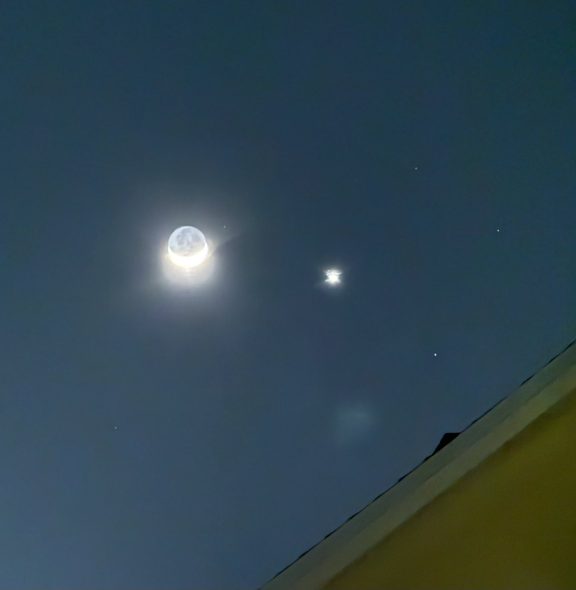 cattysheba's tweet image. The moon and Venus are lighting up the sky tonight like it's nobody's business. And, side note, it's just a crescent moon, but the camera's all, 'Let's make it look like the real deal – full and fabulous!'