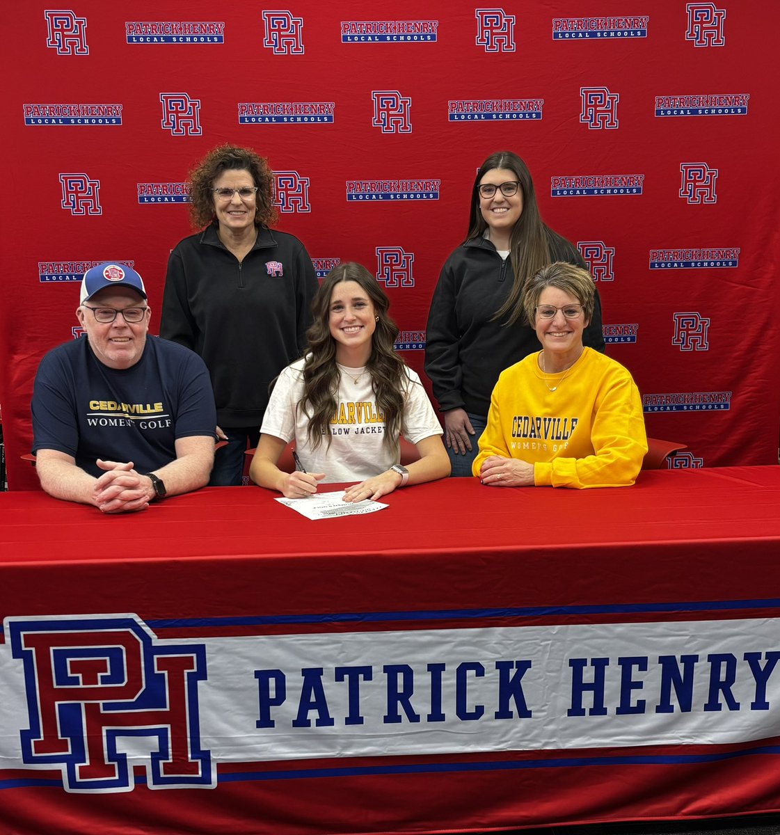 Congratulations to Kasey Nelson! She signed her letter of intent to play golf for Cedarville University starting this fall. 
#PHGirlsgolf