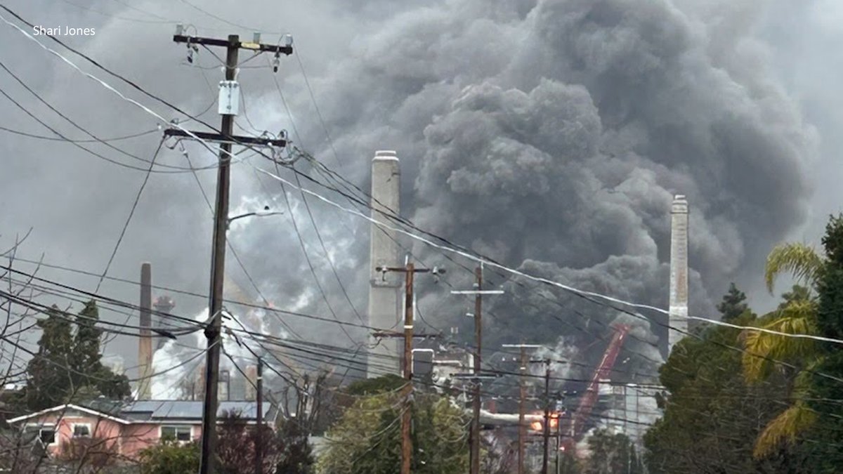 Live Video: Officials give update on large fire burning at Martinez refinery. abc7ne.ws/3CAN7ZE