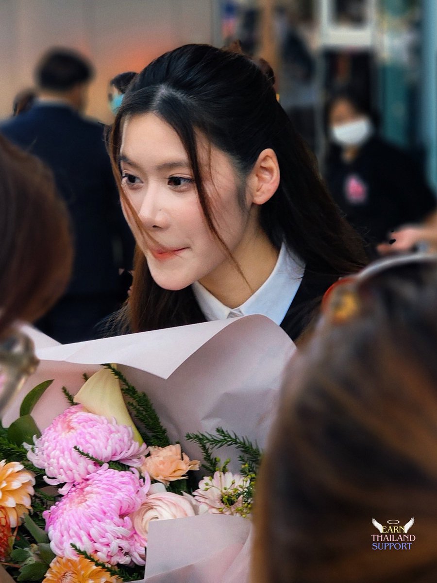 EarnSupport_TH's tweet photo. คิดถึงบัณฑิตคนสวยค้าบ 🤏🏻
#EarnGraduation
#earnpypp_ https://t.co/D2N0P9mSHd