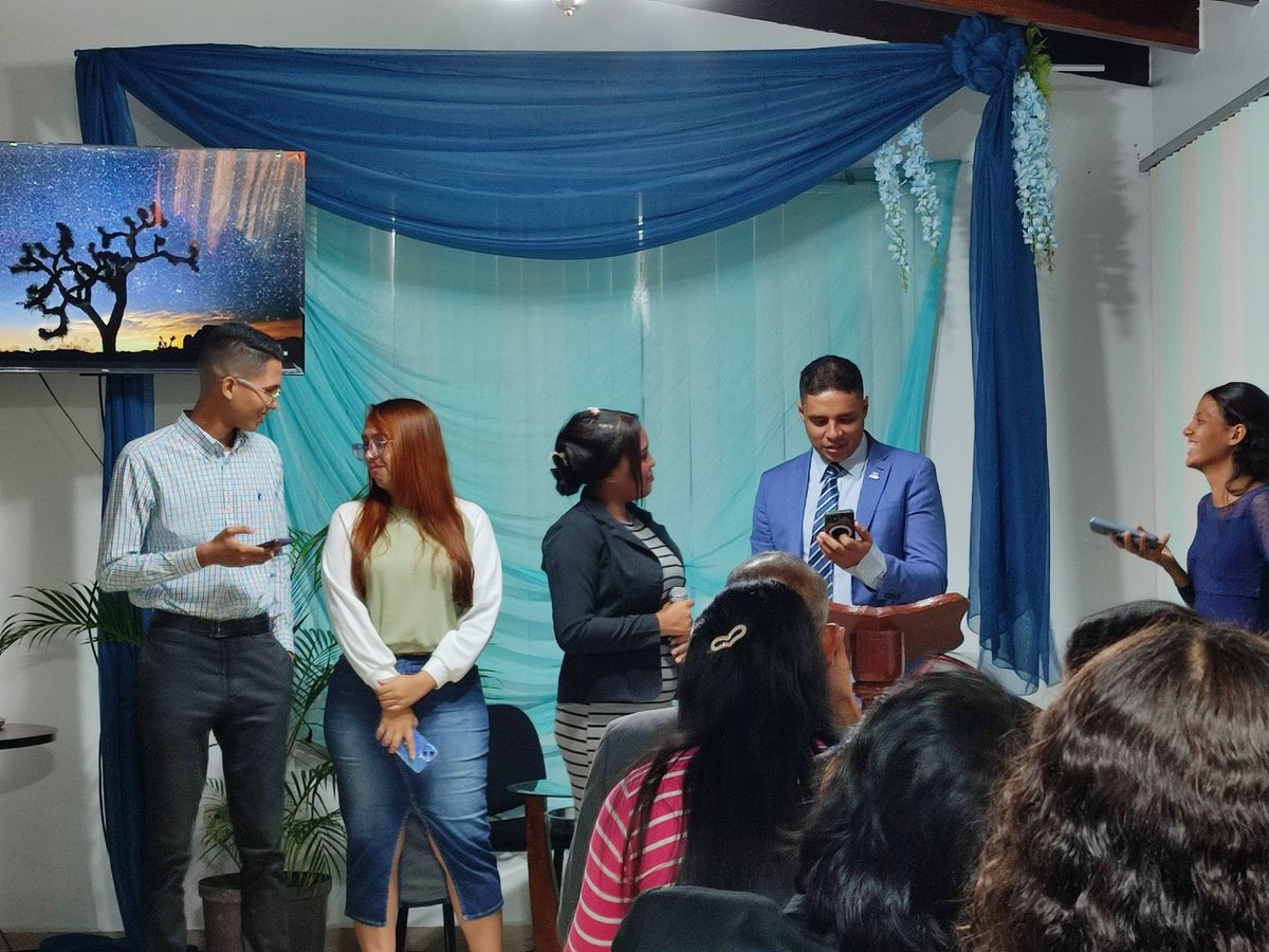 Dinámica de fotografía 
El Pr Lenny Hernández evaluando cada una.

#Zona1 #AVOR