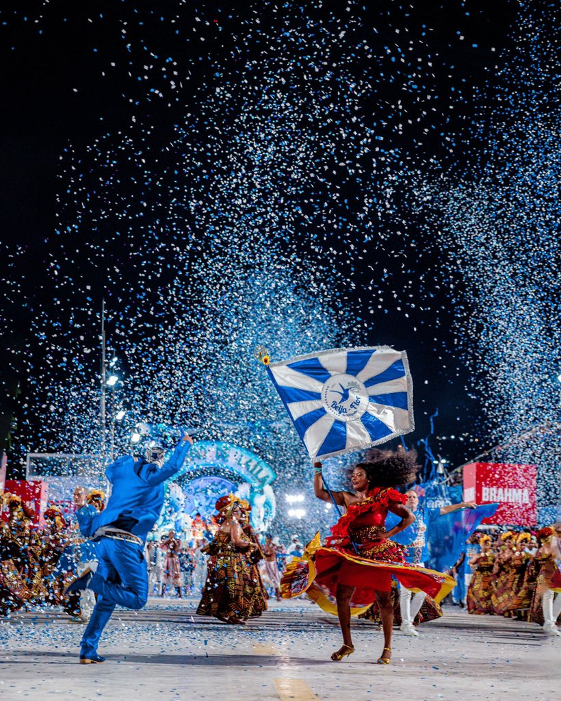RioCarnaval's tweet photo. "𝘿𝙖 𝙘𝙖𝙨𝙖 𝙙𝙚 𝙊𝙜𝙪𝙢, 𝙓𝙖𝙣𝙜𝙤̂ 𝙢𝙚 𝙜𝙪𝙞𝙖
 𝘿𝙖 𝙘𝙖𝙨𝙖 𝙙𝙚 𝙊𝙜𝙪𝙢, 𝙓𝙖𝙣𝙜𝙤̂ 𝙢𝙚 𝙜𝙪𝙞𝙖“

A comunidade de Nilópolis brilhou em seu ensaio técnico! 💙📿 #RioCarnaval2024 @BeijaFlorReal https://t.co/1NXY1RRGS1