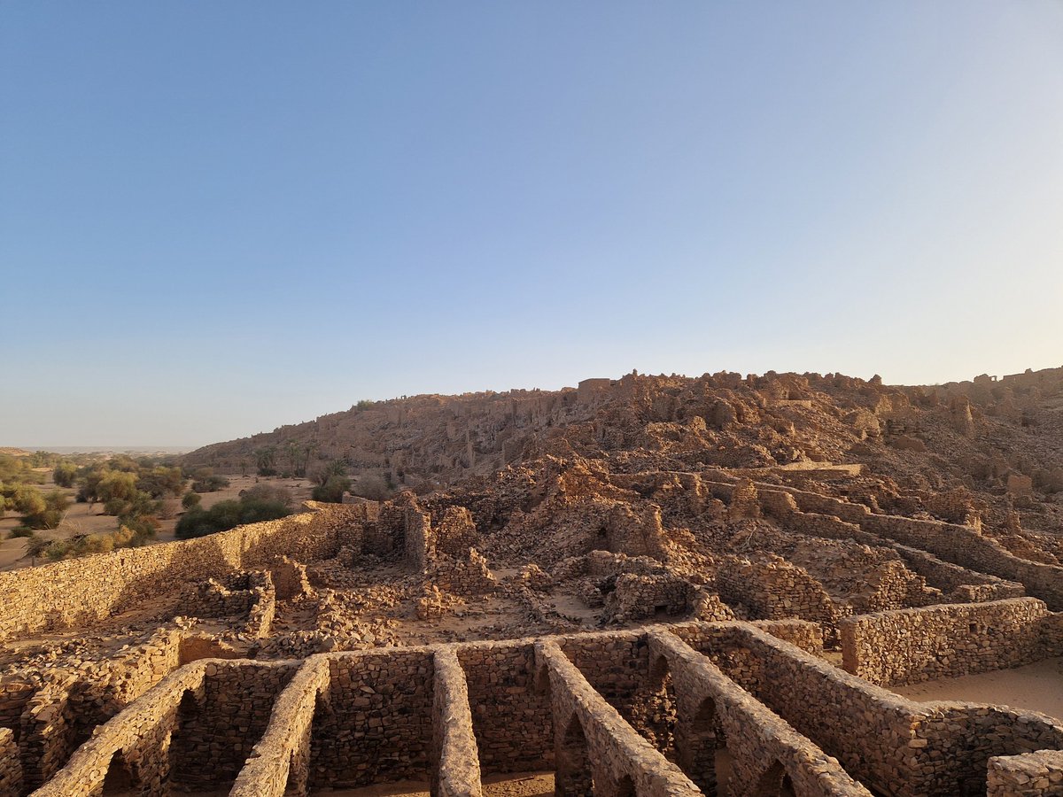 Digging_Africa's tweet photo. Visite magique et hors du temps de la ville abandonnée Ouadane, fondée au 12e s et relais du commerce du sel, avant une percée dans le désert vers le Guelb el-Richat ("l’Œil de l'Afrique",  visible depuis l’espace) 🤯 https://t.co/YOqQ6QWc8l