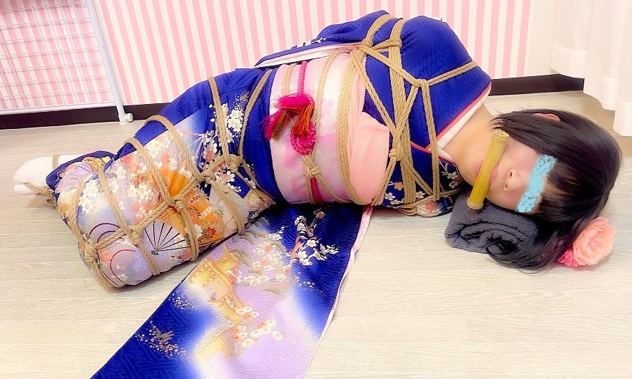 緊縛　女装  / X