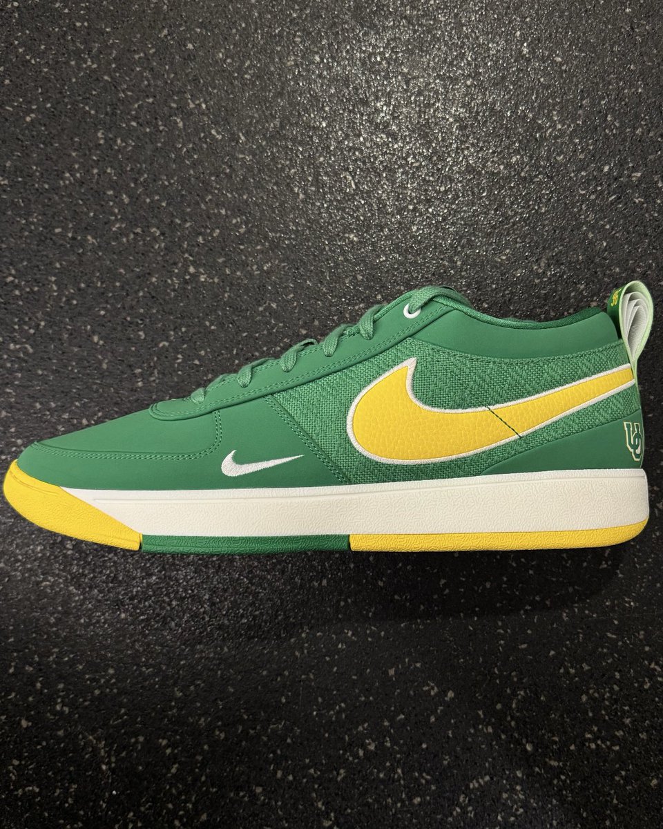 JustFreshKicks's tweet photo. Devin Booker shares new “Oregon” Nike Book 1 PEs 👀🦆 https://t.co/1dWDB46MnY