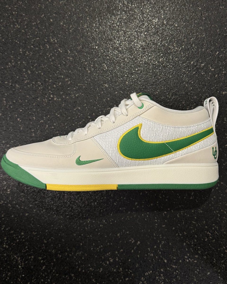 JustFreshKicks's tweet photo. Devin Booker shares new “Oregon” Nike Book 1 PEs 👀🦆 https://t.co/1dWDB46MnY
