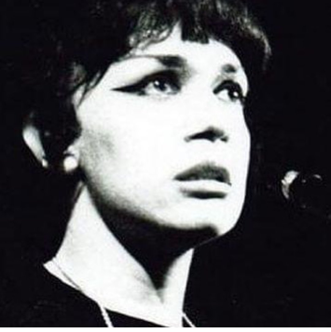 To ona w ogóle żyła?" - zapytałby może ktoś niestosownie. Pytanie niestosowne, ale nie pozbawione sensu. Bo przecież zniknęła i nie było z nią kontaktu. Od lat, od dekad właściwie. Bo przecież te wszystkie małostkowe dziennikarskie śledztwa, podchody, telefony, na nic się w końcu