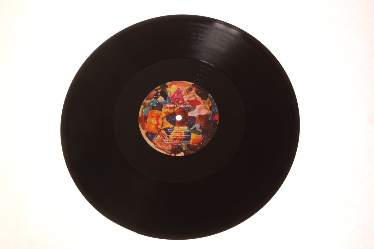 FactoryRecCol's tweet photo. Fac 332 Happy Mondays 12" single 1st press Central Station Design Judge Fudge 1991 from my collection of 46 years and counting of the factory music medium @Happy_Mondays #fac332 #JudgeFudge #RIPPaulRyder #faccolmanc #factoryrecords https://t.co/znSkqnnVCT