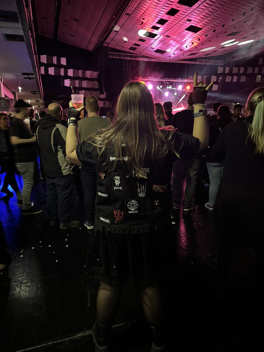 Me at the <a href="/paparoach/">Papa Roach</a> show in Vienna 🤘🏼
#paparoach #concert #concerttweet