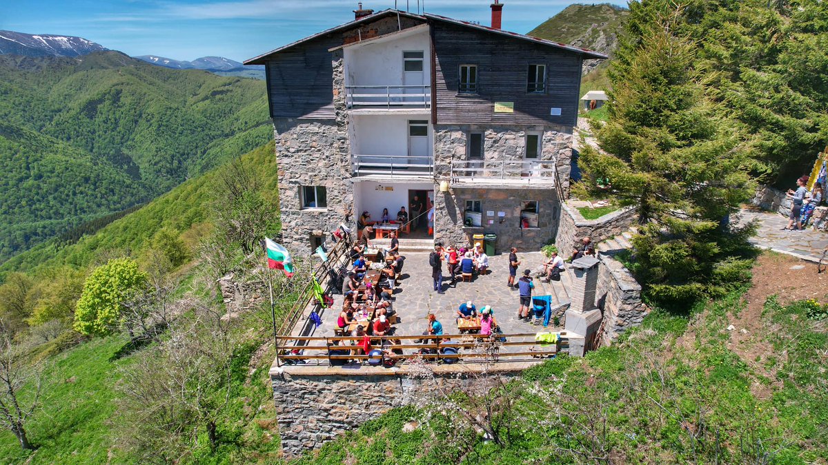 Uzun mesafe yürüyüşçülerinin dağda konakladığı yapılara Türkiye Türkçesinde ne ad verilir?