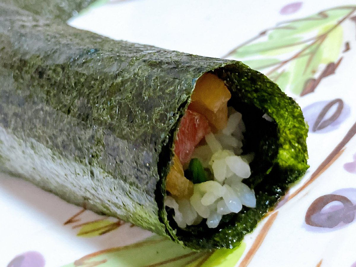 jilljilling's tweet photo. 母からのお土産
かんぴょうを調理する時がきた！

調べてみても不思議な食べ物。
味付け前はちょっと酸っぱい。
でも食物繊維、カルシウム
カリウムが豊富で
身体に良さそうな食材みたい
美味しかった〜☺️

#イラスト
#絵本
#もりのじる
#かんぴょう
#恵方巻き https://t.co/eGSmecreyg