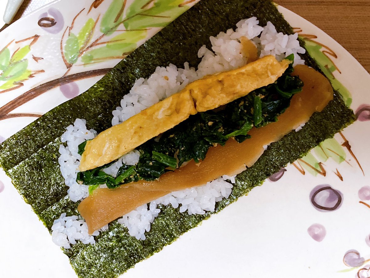 jilljilling's tweet photo. 母からのお土産
かんぴょうを調理する時がきた！

調べてみても不思議な食べ物。
味付け前はちょっと酸っぱい。
でも食物繊維、カルシウム
カリウムが豊富で
身体に良さそうな食材みたい
美味しかった〜☺️

#イラスト
#絵本
#もりのじる
#かんぴょう
#恵方巻き https://t.co/eGSmecreyg
