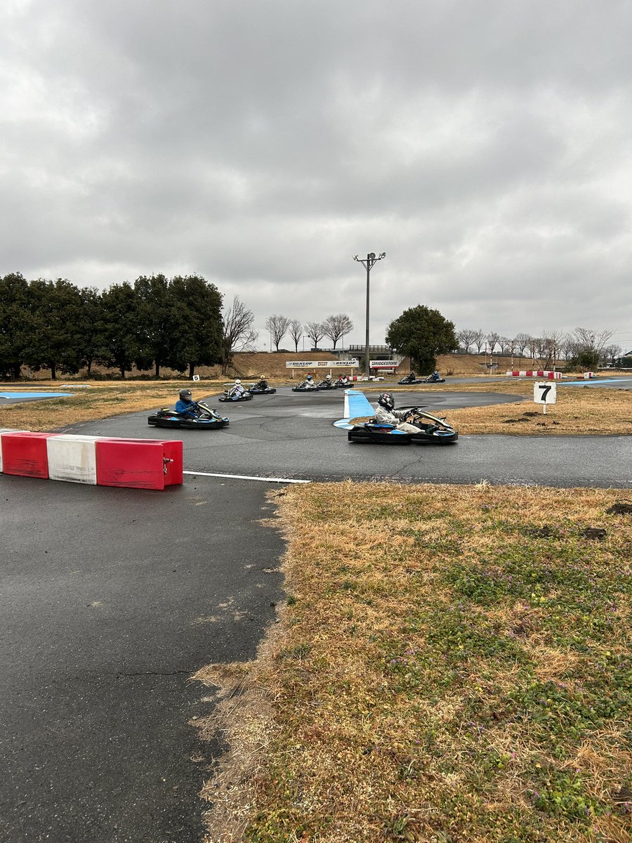 クイック羽生　スプリントRush開催
雨ですが楽しくレースしていきましょう🏎️

今回から始めたイベント😊

スプリントRushとは
チームで9回のレースを行います。
1〜9号車、1〜９番グリットと全チームが全てのカートに乗れて、全ての位置からレースができる楽しいレースイベントとなってます🏎️