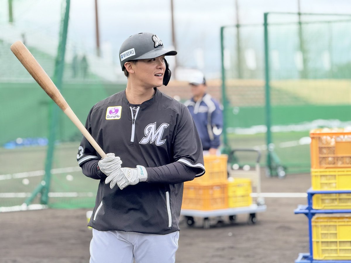 chibalotte_pr's tweet photo. バント練習中の #石川慎吾 選手。 どちらの表情がお好みでしょうか？
#chibalotte #広報 #MarinesSpringCamp https://t.co/CpKsFpb3rm