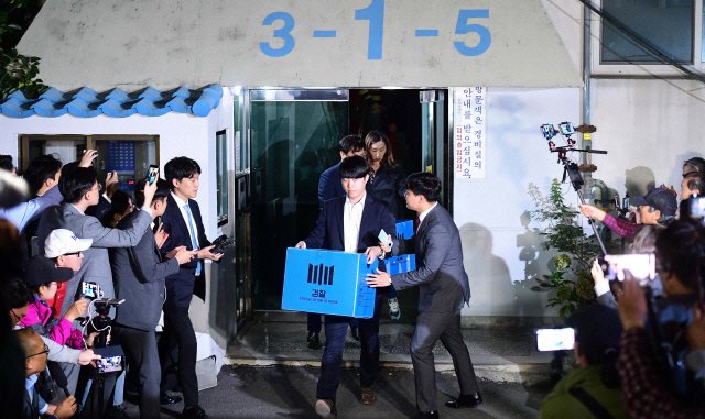 숙명여대가 김건희의 석사논문이 표절이라고 결론내렸으나 세상이 너무나 조용합니다.

조국 딸의 일기장까지 압수수색하고 점심메뉴가 짜짱면인지 짬뽕인지 캐묻던 언론의 잔인함은 어느샌가 사라졌습니다.

언론이 찾던 것은 정의가 아니라 거짓과 선동이었습니다.