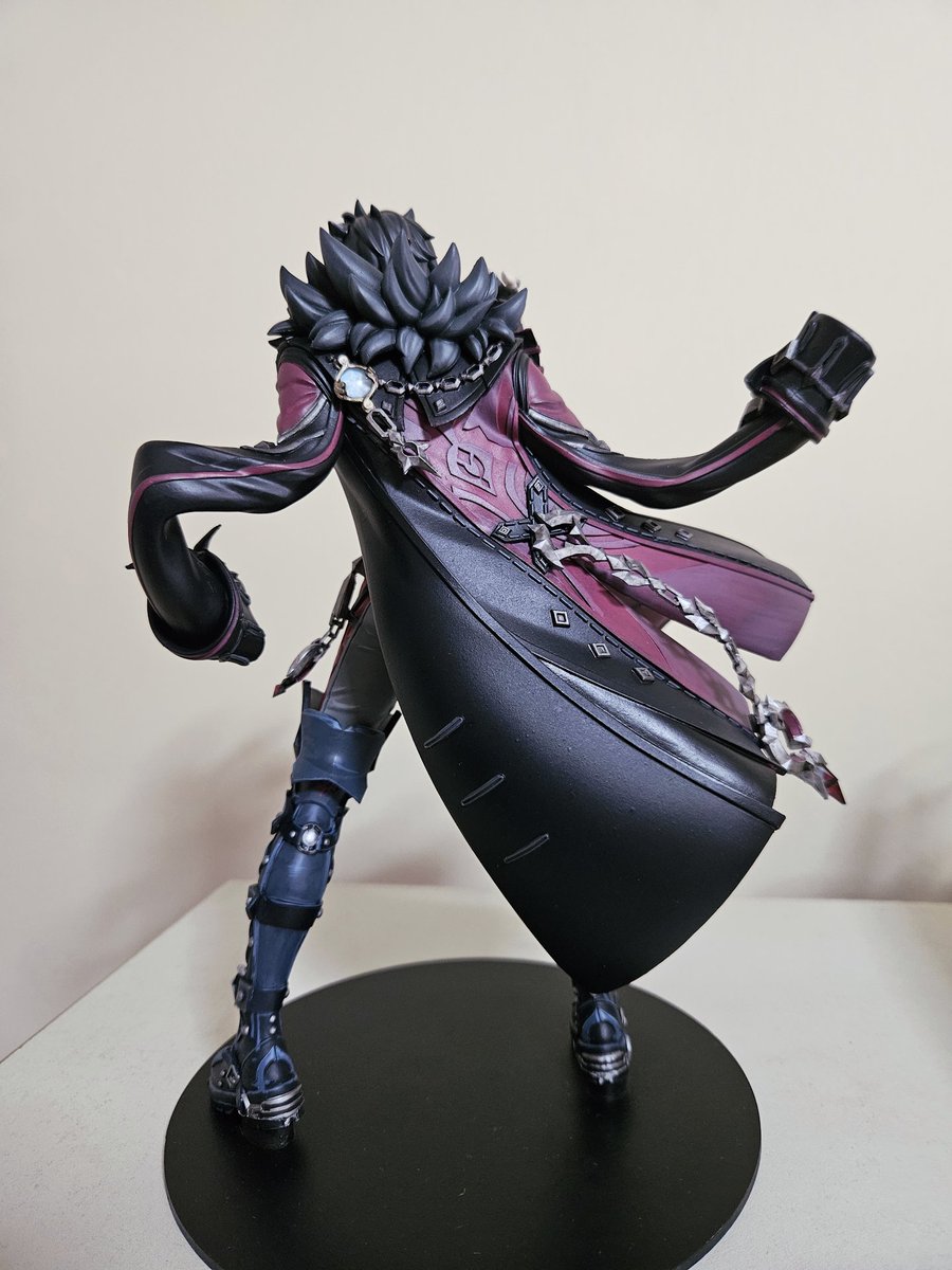 I bought the Wriothesley garage kit with the help of a proxy buyer back in Oct, and commissioned a GK artist to paint it. Just wanted to share pics! He's tall and gorgeous and the details on him are a sight to behold.

GK sculpter: @/hajimeno1poo 
GK painter: wwsminis on IG