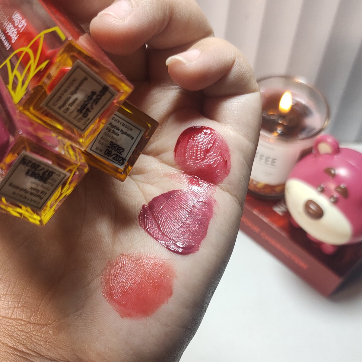 qiyomiera's tweet image. #Lipstain favorite!! Ringan banget teksturnya liptint gitu tapi stainnya juara. Ada 5 shade cantik yang bisa diombre atau dipakai full. Yang aku pakai ini shade apple berry, merah menyala tapi ga bikin keliatan tua 💖✨

🧚🏻 s.shopee.co.id/8AGvV4FvDx
#liptint #lippies #lipcream