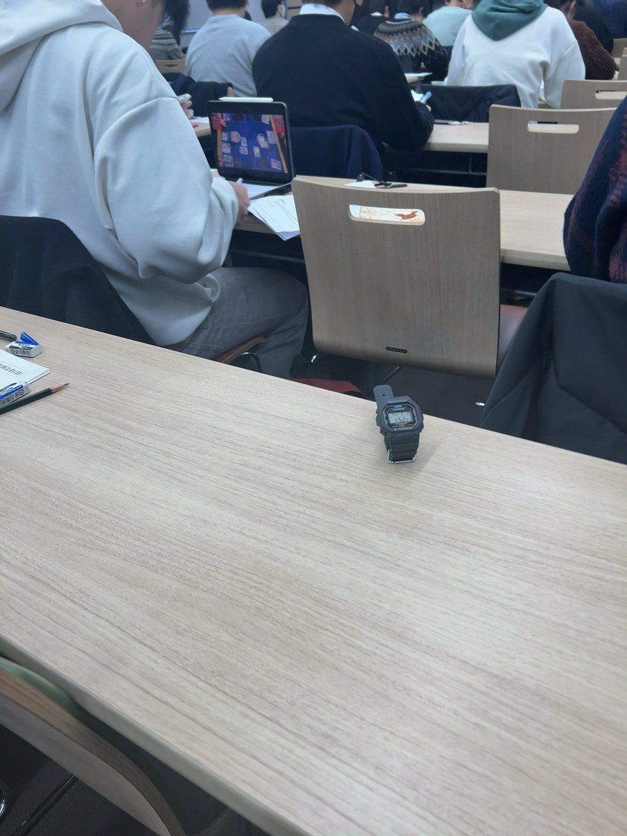 kanenaidesu's tweet photo. 受験会場にワンピースカード？の勉強してる人いた https://t.co/xsix35yYfb