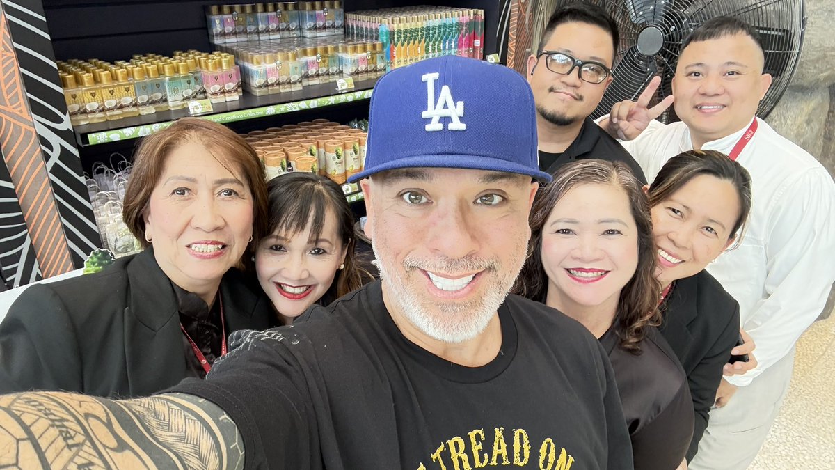 Merrick671's tweet photo. I let a customer use my phone today. The ates were happy. @Jokoy https://t.co/jWGHx6eeW8