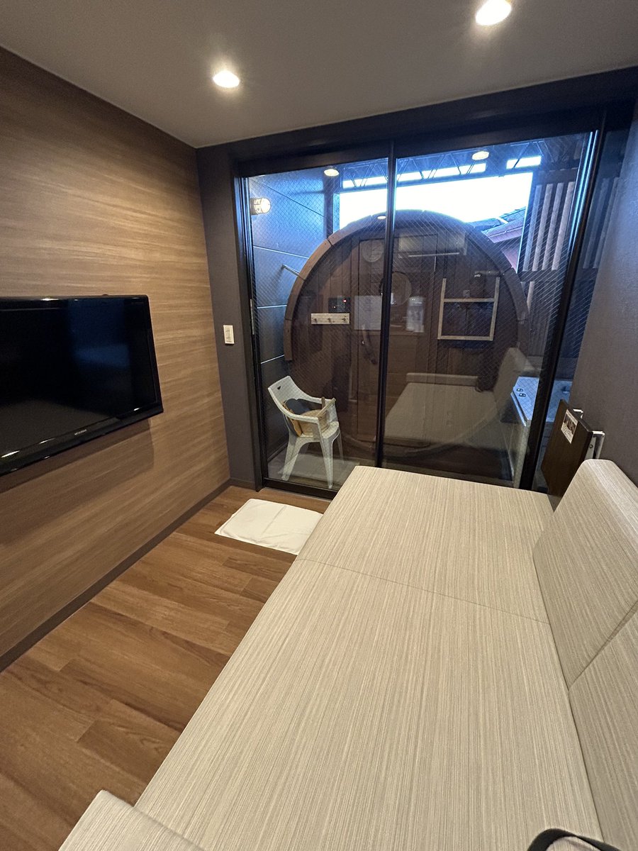 2_uqb's tweet image. 貸切サウナの相場は知らないが2h2人6000円なら安いでしょ　サウナも水風呂も普通にクオリティ高くTVも見れちゃう
外出持ち込みありは強い😎

まだまだ知名度は低くて穴場感MAXなんでおすすめサウナ◯◯選とか情報発信系の方々あとはオナシャス！
#バレルサウナ沼津