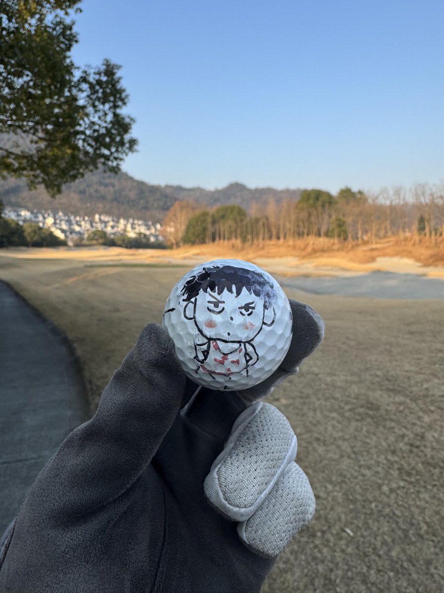 スイングの合間に、芝生の上で人生の楽しみを満喫する。