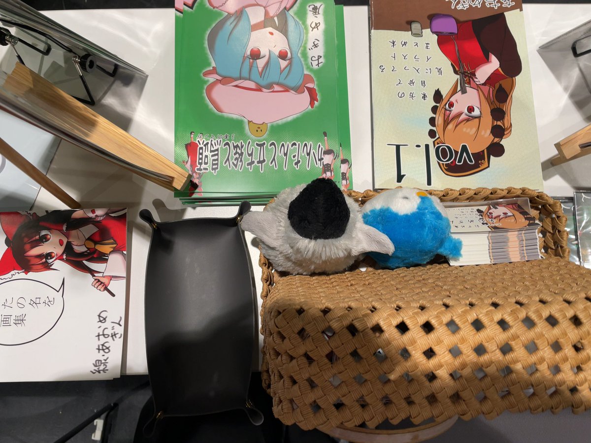 aomegin_douga's tweet image. 右手の中指の爪が欠けマニキュアもボロくなったけど
設営終わりました

東方Project二次創作本４種です

#Elysian45