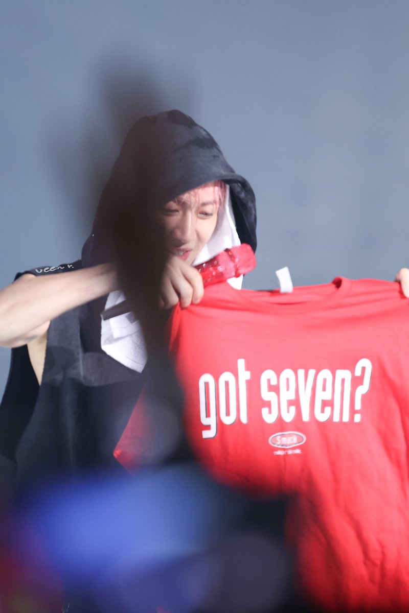 aveeporn's tweet photo. มีแฟนต่างชาติโยนเสื้อแดงให้มาร��ค แล้วมาร์คก็เอาให้แบม เอ๊…. Day2❄️
#GOT7 #갓세븐 
#NESTFEST #GOT7_NESTFEST 
#WINTER_HEPTAGON #GOT7_WINTER_HEPTAGON

#แบมแบม #BAMBAM #뱀뱀 
#MarkTuan #MarkBam https://t.co/tm0WM3SUkM