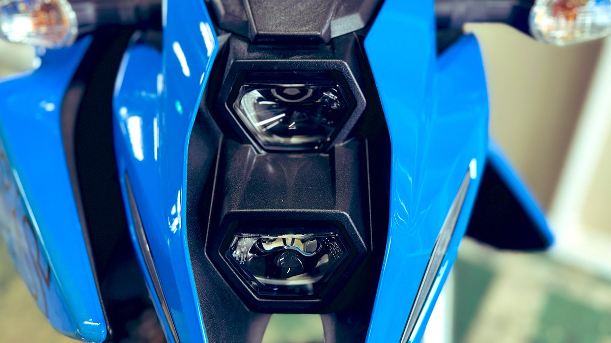 redbaron_BIKE's tweet photo. スズキ GSX-8S
270°位相クランクの並列2気筒エンジンを搭載する、新世代のスポーツネイキッド。
スズキクロスバランサーの採用で、軽量コンパクトかつスムーズな乗り味❗️
ライディングモードや上下クイックシフター等、装備も充実しています。
一目でわかる個性的な顔つきも魅力ですね🎵
#GSX8 https://t.co/syJ6Q1u1DF