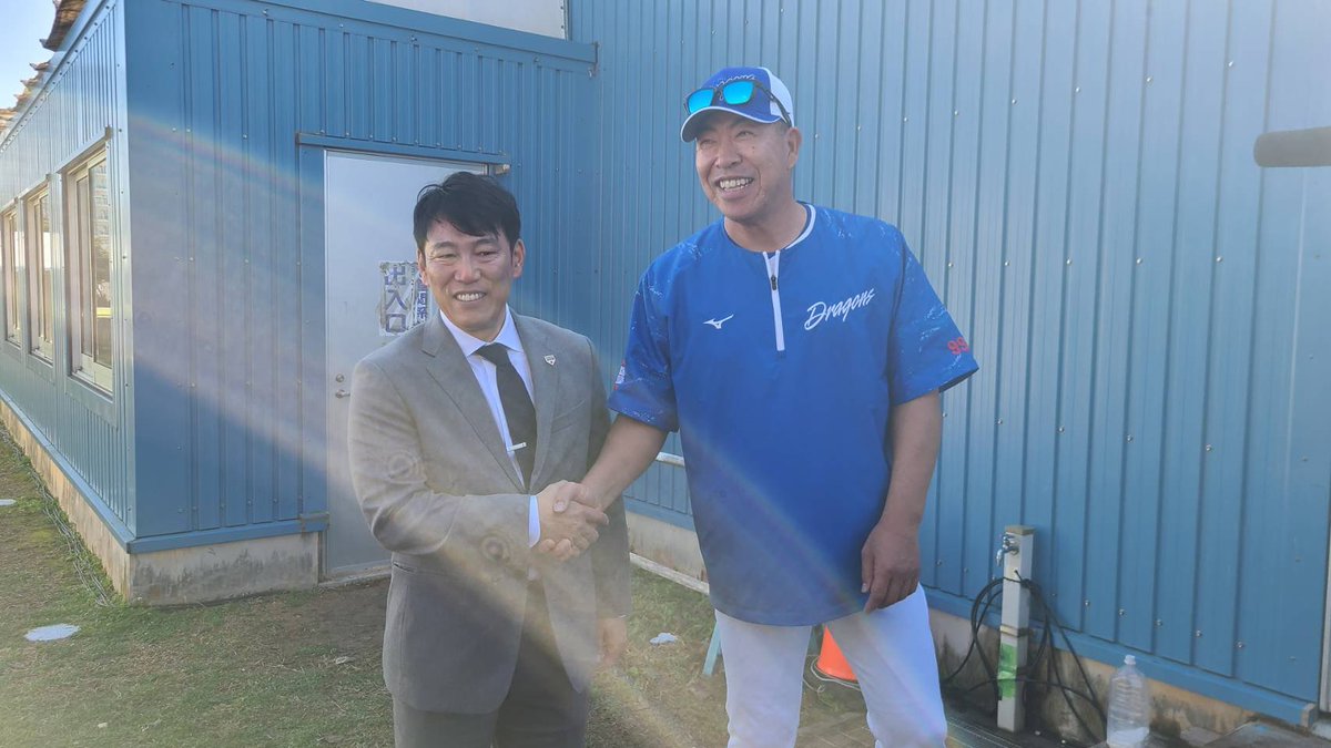 井端弘和監督による春季キャンプ視察。Agreスタジアム北谷で行われて 