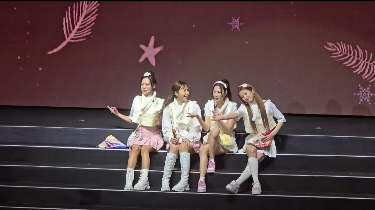 idlvcc's tweet photo. 20250201 
[PINK NEW YEAR] In TAIPEI

雖然에이핑크出道後我只有一起奔跑了8年
但往後的日子我會一直在台灣守候著
下次會給予妳們更多更多的愛🫶🏼🐼

다음에는 더 많은 사랑을 줄게요🖤🤍
@Apink_2011
@Apinkpcr @Apinkbm @Apinkjej
@APINKKNJ @Apinkohy
#박초롱 #윤보미 #정은지 
#김남주 #오하영 https://t.co/UcJbZZ42C8