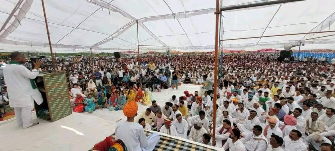 इतिहास गवाह है जब जब ठाकुरों ने स्वाभिमान को सर्वोपरि रखा है फिर चाहे मुगल हो या कोई राजनीति दल।

सभी को झुका दिया है ।

#Save_Rajputs_from_BJP
#भाजपा_हटाओ_इतिहास_बचाओ