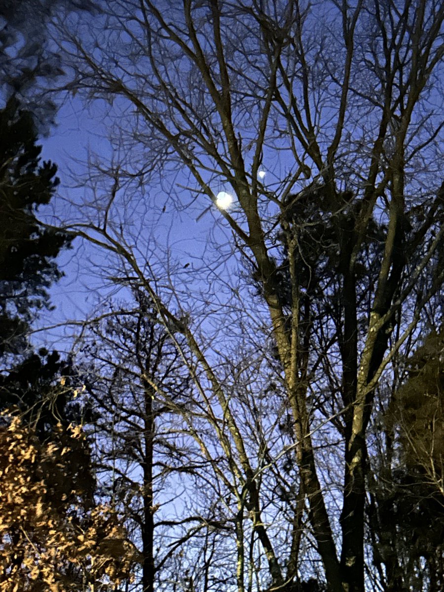 mamarecal's tweet photo. Moon and Venus tonight. This month should be great sky watching. https://t.co/lAHfnohG15