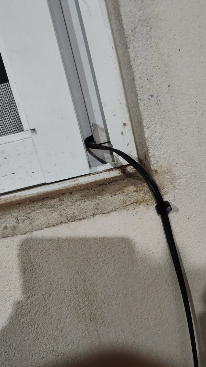 AkaMiwel's tweet photo. Oye @Megacable tu instalador me dejó una porquería de instalación, dejó la acometida en el suelo, la pasó por una ventana que ahora no puedo cerrar y por afuera está toda colgada y baja https://t.co/tog5jXIWlX
