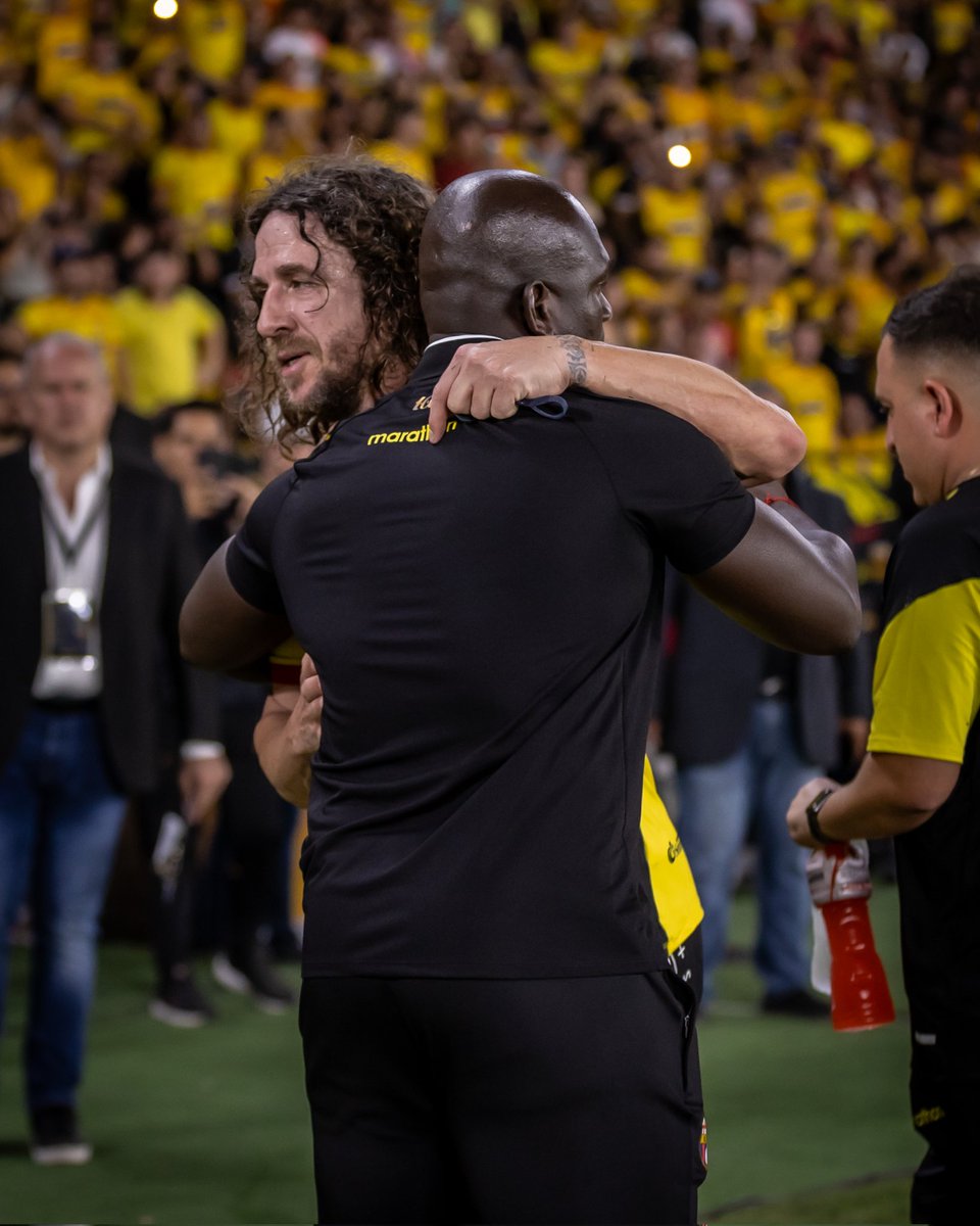 Querido, aplaudido y ovacionado 👏🇪🇸

Así se retiró Carles Puyol, tras ponerse nuestra camiseta y sudarla en la Noche Amarilla Centenario 💛

#CenterarioBSC