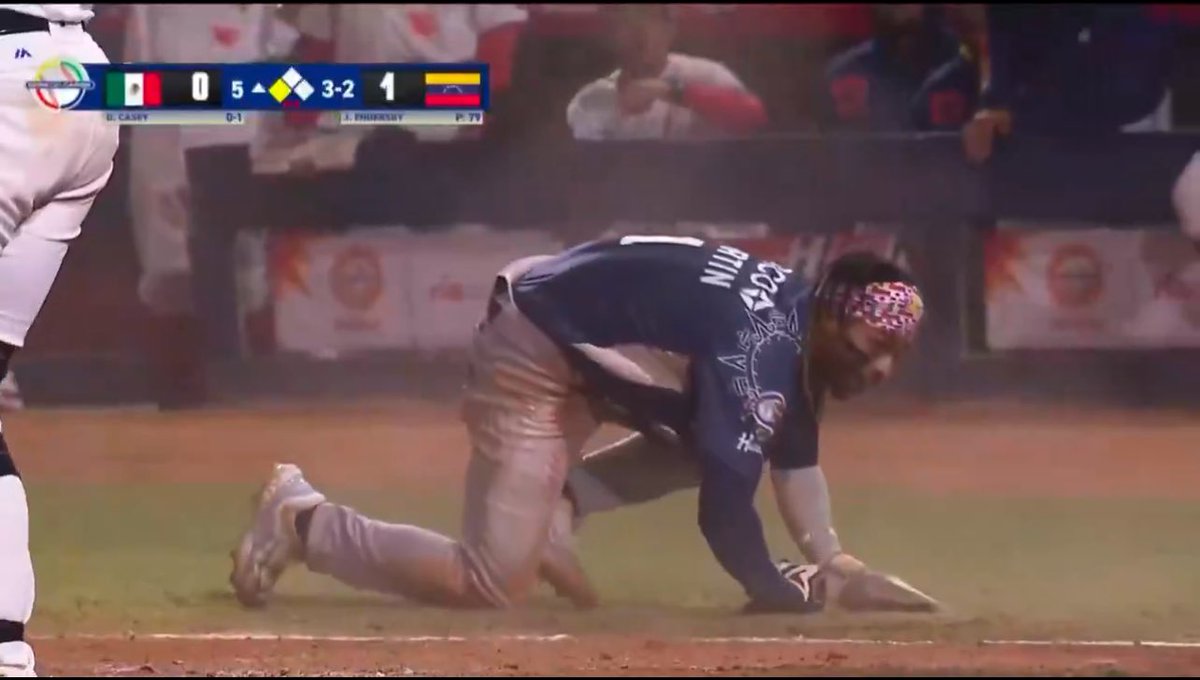 LMB_memes's tweet photo. YA EMPATAMOOOOOS
Con elevado de sacrificio anota el equipo mexicano para empatar el juego ante Venezuela en la 6 entrada 🇲🇽🇻🇪 https://t.co/7NYxW3n1Ok