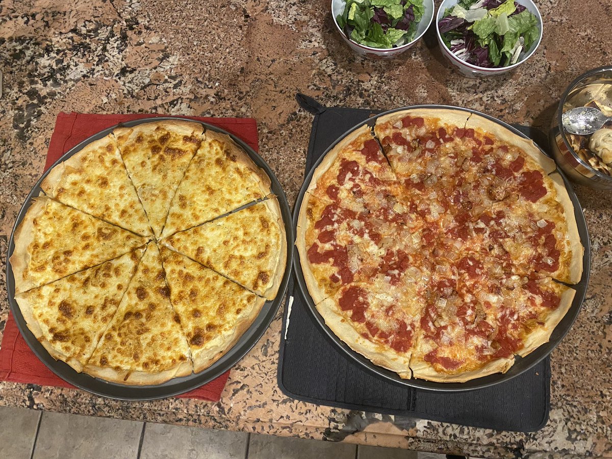 jk31508's tweet photo. Homemade pizza , garlic knots and salad. #SnackoftheNight https://t.co/TNI79ZFHLF
