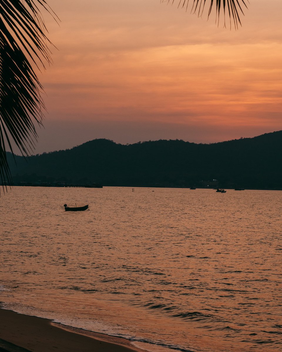 มาเที่ยวพัทยาแล้วมองหาร้านดินเนอร์บรรยากาศดีๆ  ลองขับต่อมาอีกนิดที่ Tide Bangsaray ร้านอาหารและคาเฟ่ริมชายหาดบางเสร่ ที่นี่เป็นโอเอซิสแห่งความสงบ พร้อมวิวทะเลกว้างสุดสายตา และยังเป็นจุดชมพระอาทิตย์ตกที่โรแมนติกสุดๆ⁣⁣⁣