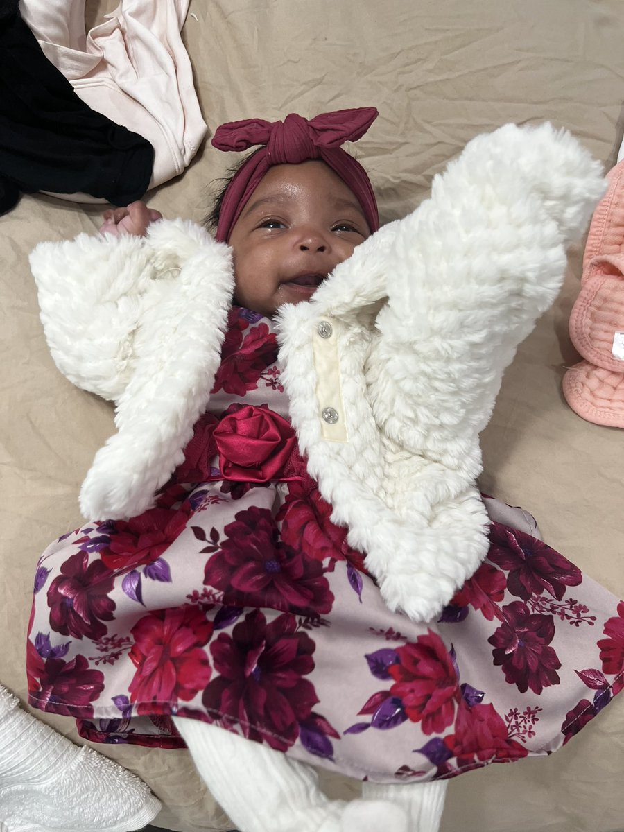 cbyer6's tweet photo. My perfect girl enjoying her first assembly 🥹 https://t.co/MtuaThRoJH