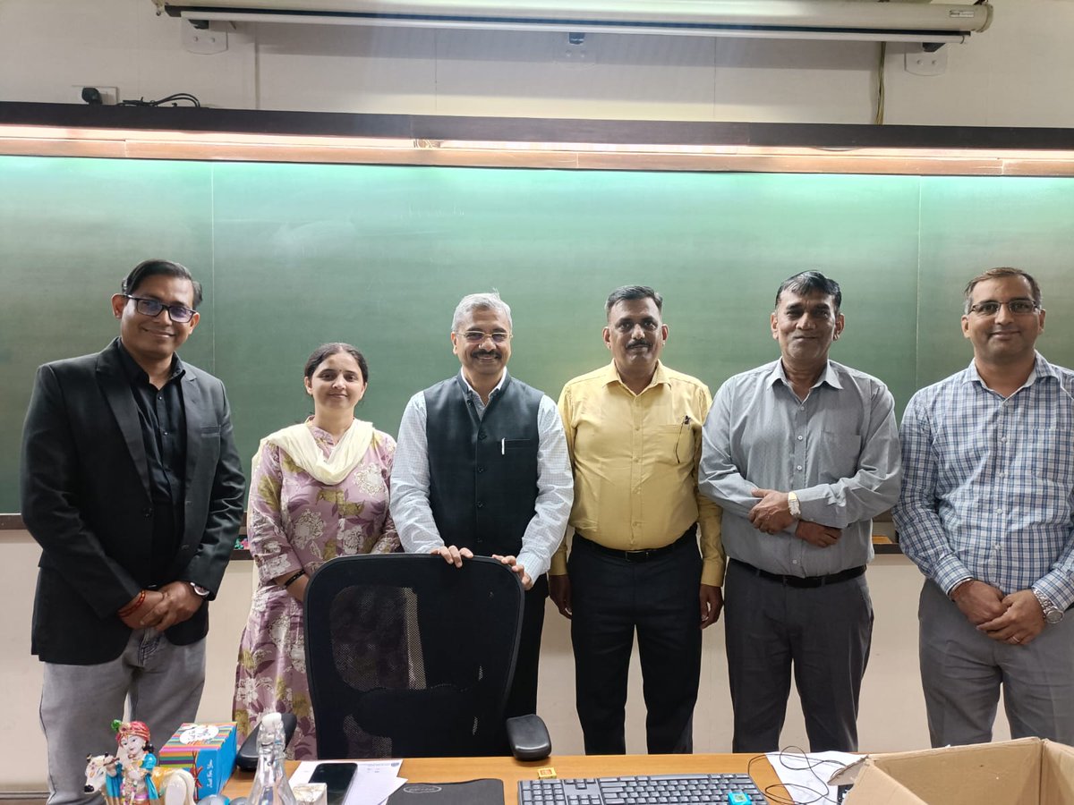 IN_DCP's tweet photo. As part of the #ManagementDevelopmentProgramme, five Naval Civilian Officers successfully completed a course on "Understanding Bhagavad Gita: A Journey Towards Leadership Excellence" at @IIMAhmedabad from Jan 29 - Feb 01, 2025. #IndianNavy 
#NavalCivilians #HRManagement #CapacityBuilding