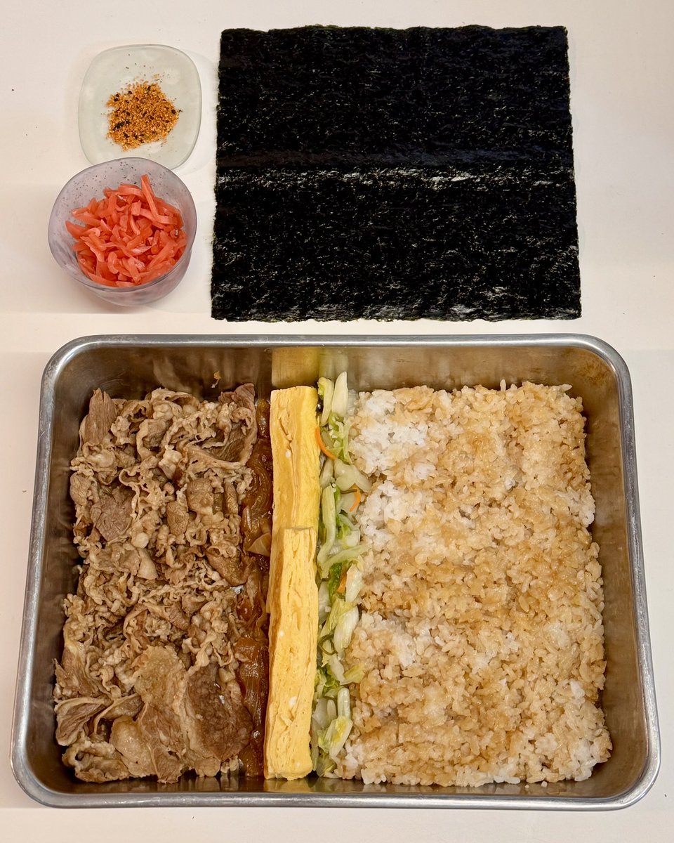 gugitter's tweet photo. 「吉野家の牛丼で恵方巻き」

牛丼特盛、お新香、玉子2個（紅生姜と七味は多めにもらいます）をテイクアウト。
材料は『吉野家』で買ったもの以外は海苔のみ。
牛丼特盛で太い恵方巻きが2本作れます。
めちゃくちゃ美味しいです！

【海苔にのせて巻くだけレシピ】
まずは卵焼きを作って、巻きすの上に海苔、その上にご飯を敷き詰めて牛肉と玉ねぎと卵焼きとお新香と紅生姜をきれいにレイアウトして七味をかけて、巻きすで巻いて両サイドをカットしたら出来上がり