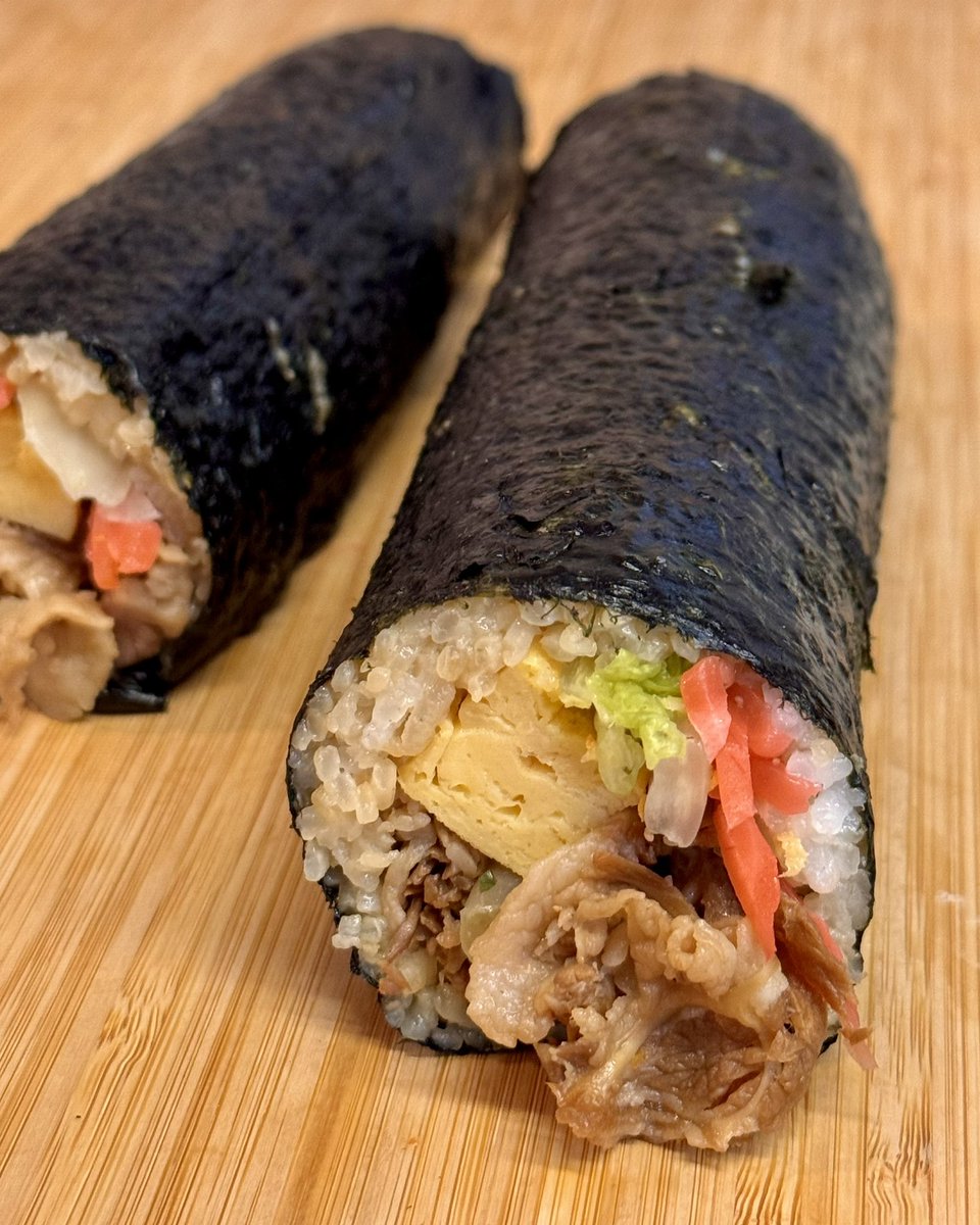 gugitter's tweet photo. 「吉野家の牛丼で恵方巻き」

牛丼特盛、お新香、玉子2個（紅生姜と七味は多めにもらいます）をテイクアウト。
材料は『吉野家』で買ったもの以外は海苔のみ。
牛丼特盛で太い恵方巻きが2本作れます。
めちゃくちゃ美味しいです！

【海苔にのせて巻くだけレシピ】
まずは卵焼きを作って、巻きすの上に海苔、その上にご飯を敷き詰めて牛肉と玉ねぎと卵焼きとお新香と紅生姜をきれいにレイアウトして七味をかけて、巻きすで巻いて両サイドをカットしたら出来上がり