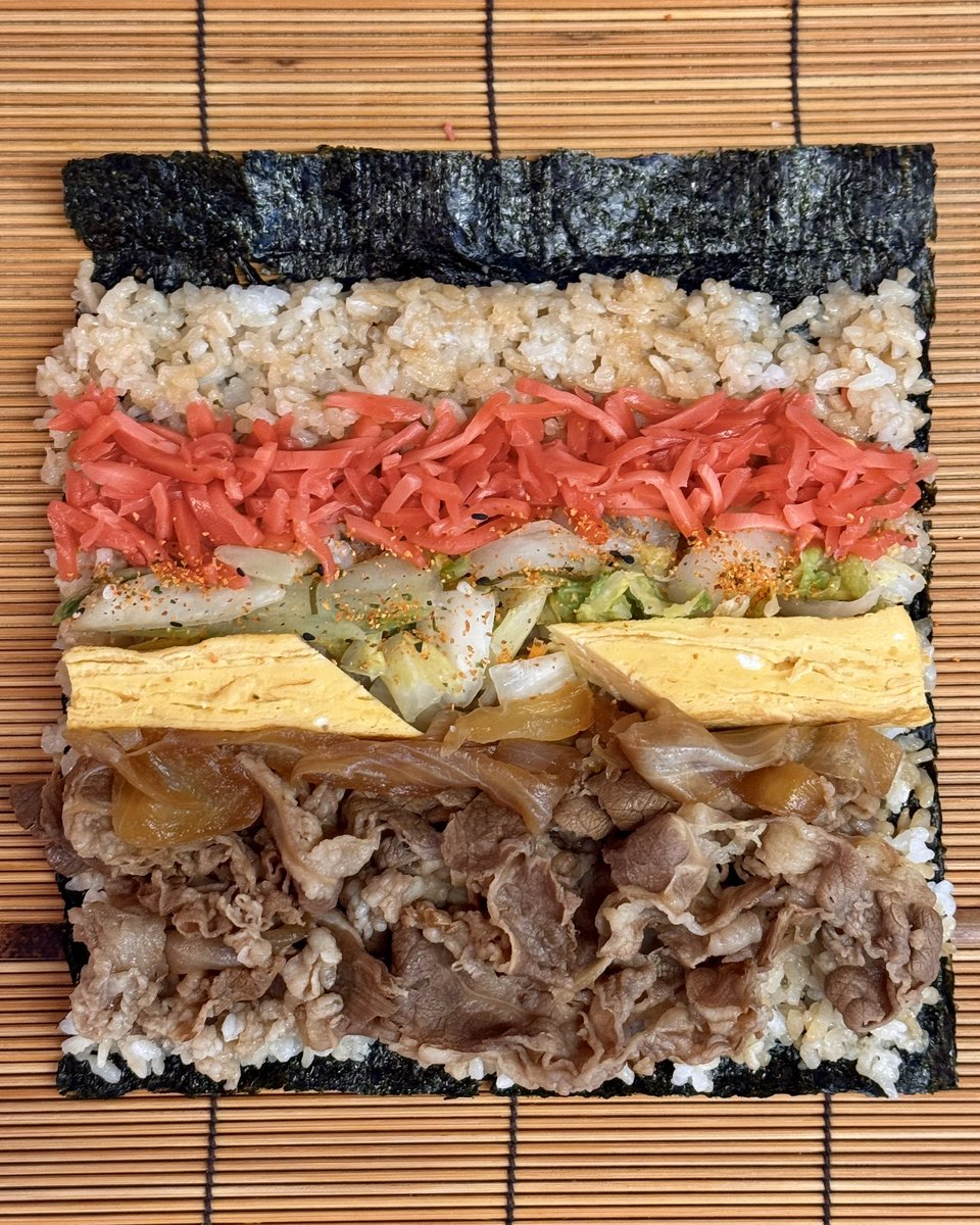 gugitter's tweet photo. 「吉野家の牛丼で恵方巻き」

牛丼特盛、お新香、玉子2個（紅生姜と七味は多めにもらいます）をテイクアウト。
材料は『吉野家』で買ったもの以外は海苔のみ。
牛丼特盛で太い恵方巻きが2本作れます。
めちゃくちゃ美味しいです！

【海苔にのせて巻くだけレシピ】
まずは卵焼きを作って、巻きすの上に海苔、その上にご飯を敷き詰めて牛肉と玉ねぎと卵焼きとお新香と紅生姜をきれいにレイアウトして七味をかけて、巻きすで巻いて両サイドをカットしたら出来上がり