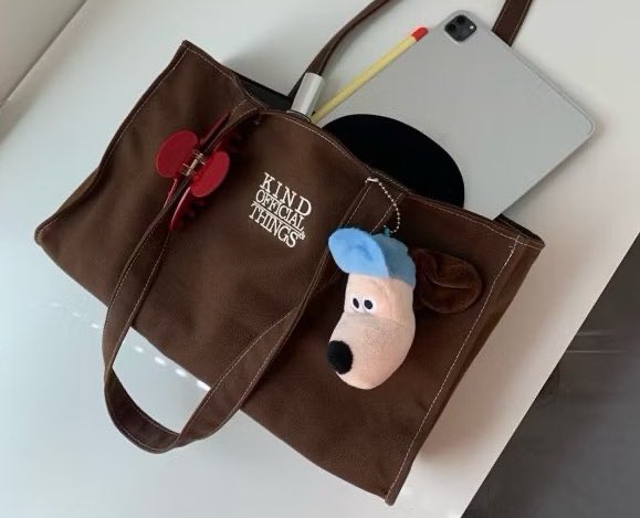 sonhosaurus's tweet image. 🦫 ⸝ ⸝ ⸝ รวมกระเป๋าโทนน้ำตาลแบรนด์ไทยมาให้ สามารถใส่ไอแพดได้ เอาไว้สะพายไปเรียนหรือทำงานได้เลย ราคา 600-1500 คั้บบ 🛌🪹 ✿
